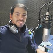 Especialista en periodismo y ciencias de la información. Locutor profesional